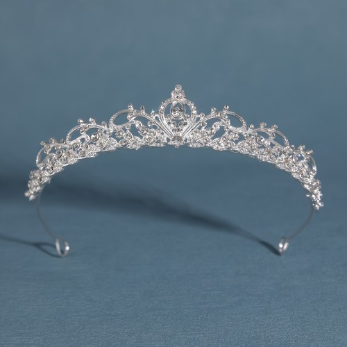 A Golden Crown Hairband With Diamonds, Perfect For Parties, Birthdays, And Weddings.