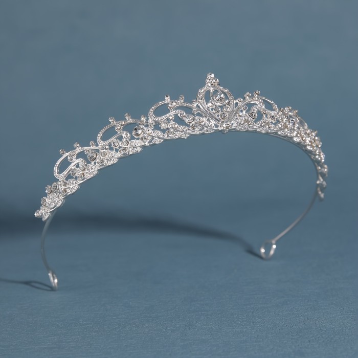 A Golden Crown Hairband With Diamonds, Perfect For Parties, Birthdays, And Weddings.