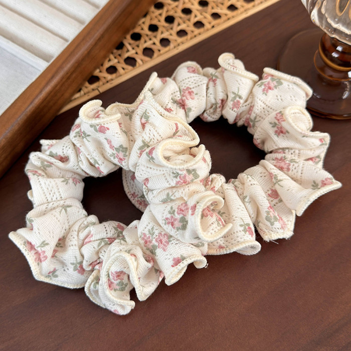 Vintage Floral Print Scrunchie Hair Ring, Sweet Style Fabric Hair Tie with Flower Print, Single Piece Elastic Hair Band for Women and Girls 14+, Retro-Inspired Hair Accessory with Ruffle Detail.