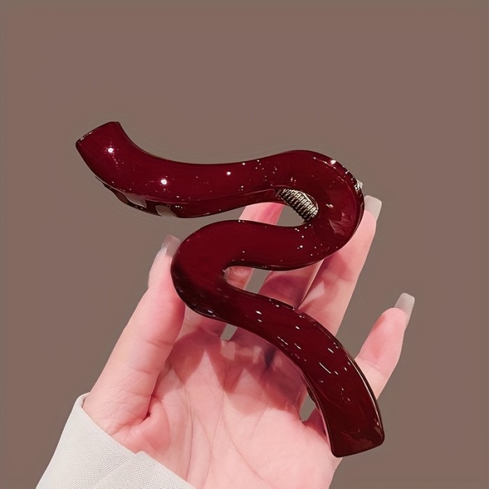 French Minimalist Large Wave Hair Claw Clip for Women, High-End Shark Clip, New Style for 2025, Hair Accessory for Updos.