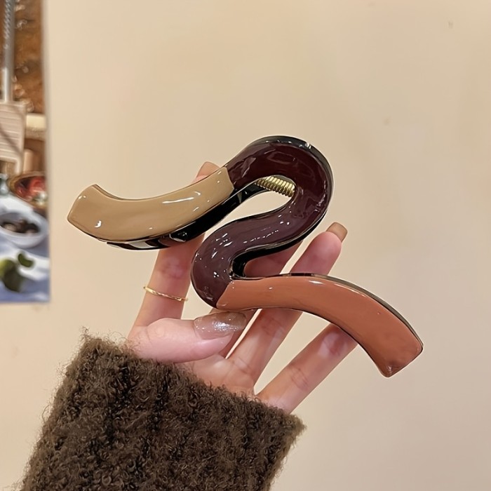 French Minimalist Large Wave Hair Claw Clip for Women, High-End Shark Clip, New Style for 2025, Hair Accessory for Updos.