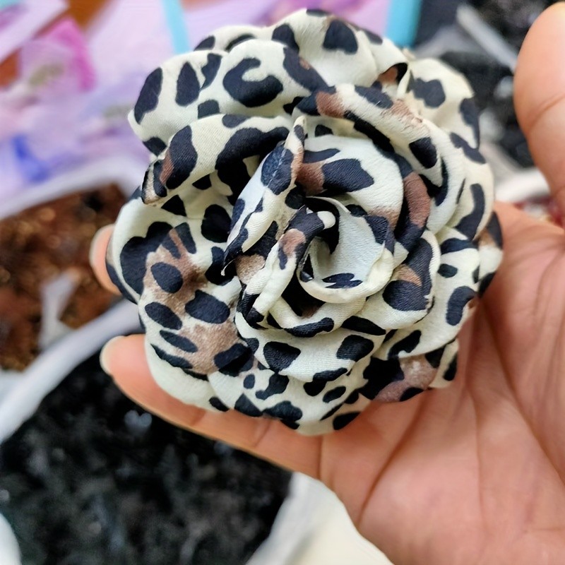 Boho-Chic Leopard Print Hair Claw Clips - Mixed Color Woven Plastic with Polyester Fabric for Teens, Versatile Accessory for All Seasons, Suitable for Ages 15+, Elegant Vintage Hong Kong Style Hair Decor