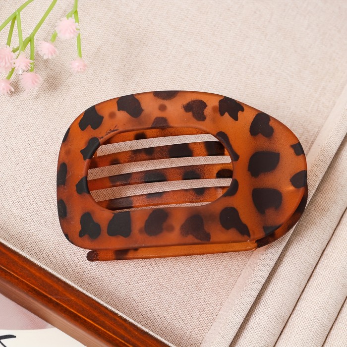 3pcs Plastic Flat Oval Hair Clip, Summer Minimalist Leopard Print Back Of The Head Disc Hair Clip, Curved Arc Design Temperament Shark Clip Hair Accessory