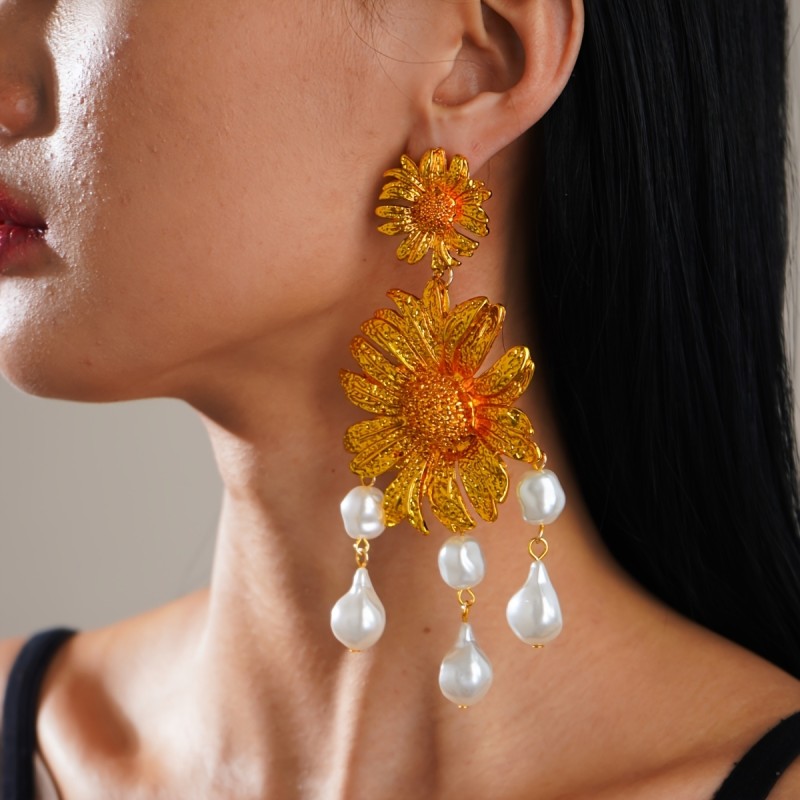 1 Pair Elegant Luxury Geometric 3D Floral Dangle Earrings with Golden-Tone Metal, Orange Flowers & White - Women's Party Wedding Formal Event Jewelry, Evening Wear Accessories, Sophisticated Style, Premium Accessories, Fashion Lovers, Special Occasion Jewelry, Delicate Design, Statement Jewelry, Fashionconscious Women