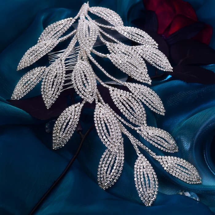 A Luxurious Handmade Bridal Headpiece Featuring a Diamond Chain And Leaf Design, Perfect for Weddings, Parties, And Stage Hairstyles.