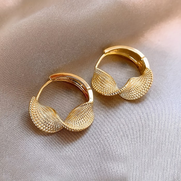 Elegant Golden Leaf Design Geometric Distortion Hoop Earrings ✨