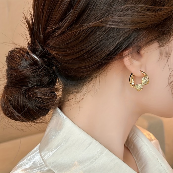 Elegant Golden Leaf Design Geometric Distortion Hoop Earrings ✨