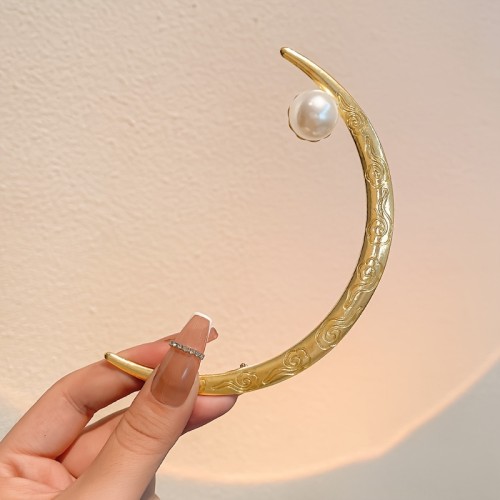 A Golden Hairpin With A Crescent Moon Design, Creating An Ancient Atmosphere And Elegant Look.