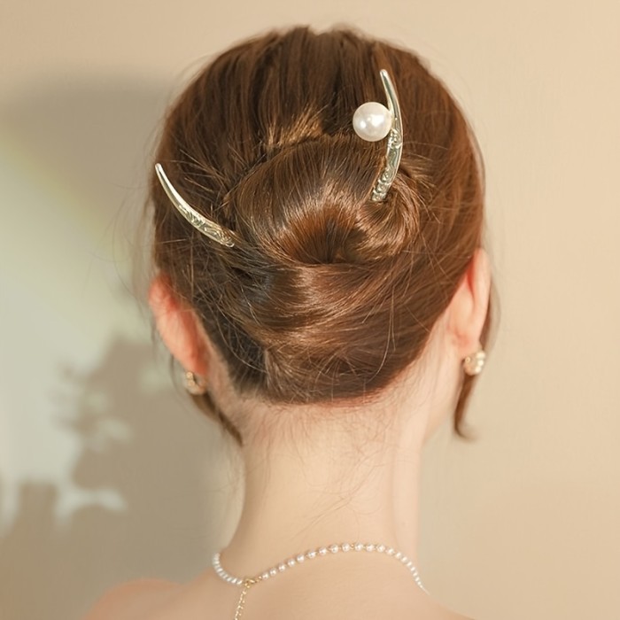 A Golden Hairpin With A Crescent Moon Design, Creating An Ancient Atmosphere And Elegant Look.