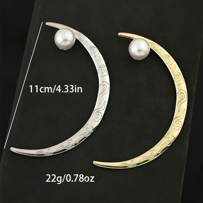 A Golden Hairpin With A Crescent Moon Design, Creating An Ancient Atmosphere And Elegant Look.