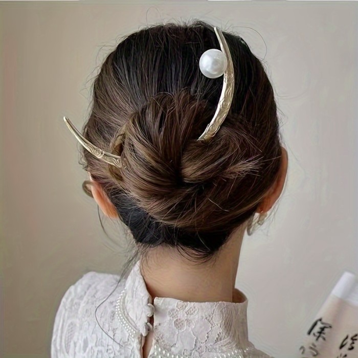 A Golden Hairpin With A Crescent Moon Design, Creating An Ancient Atmosphere And Elegant Look.