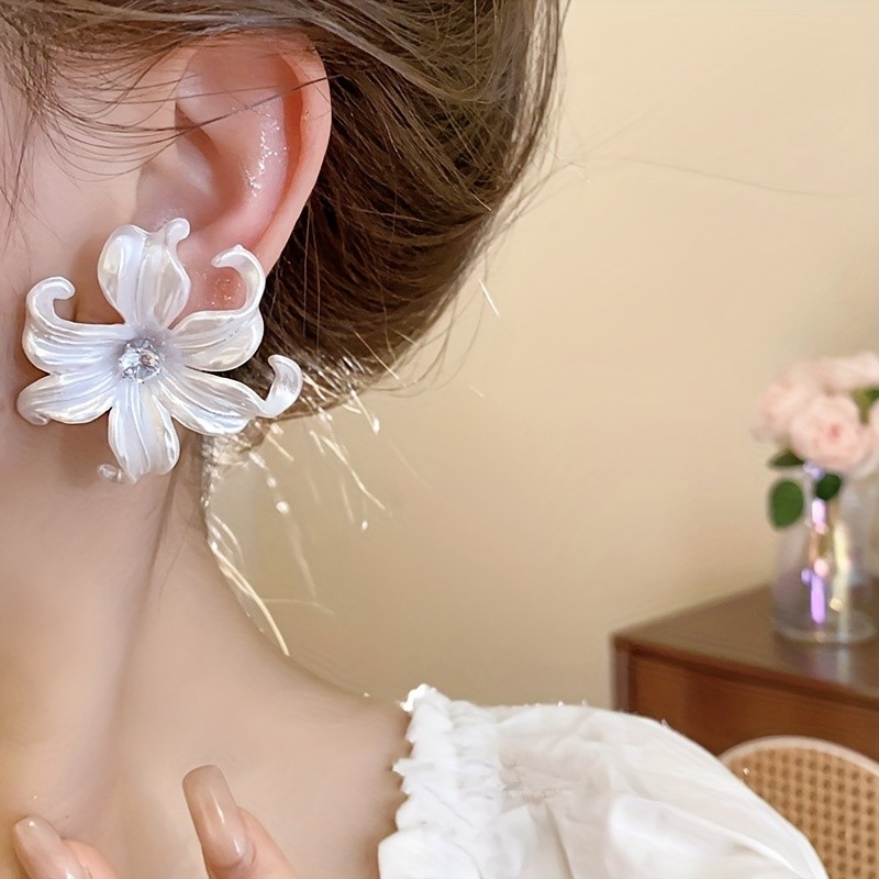 ✨ White Floral Resin Stud Earrings