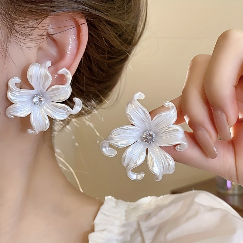 ✨ White Floral Resin Stud Earrings