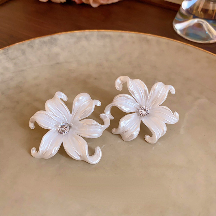 ✨ White Floral Resin Stud Earrings