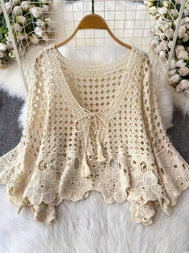Cut-out top with floral patchwork, irregular hem design, fresh and elegant style, half-open neckline with tie