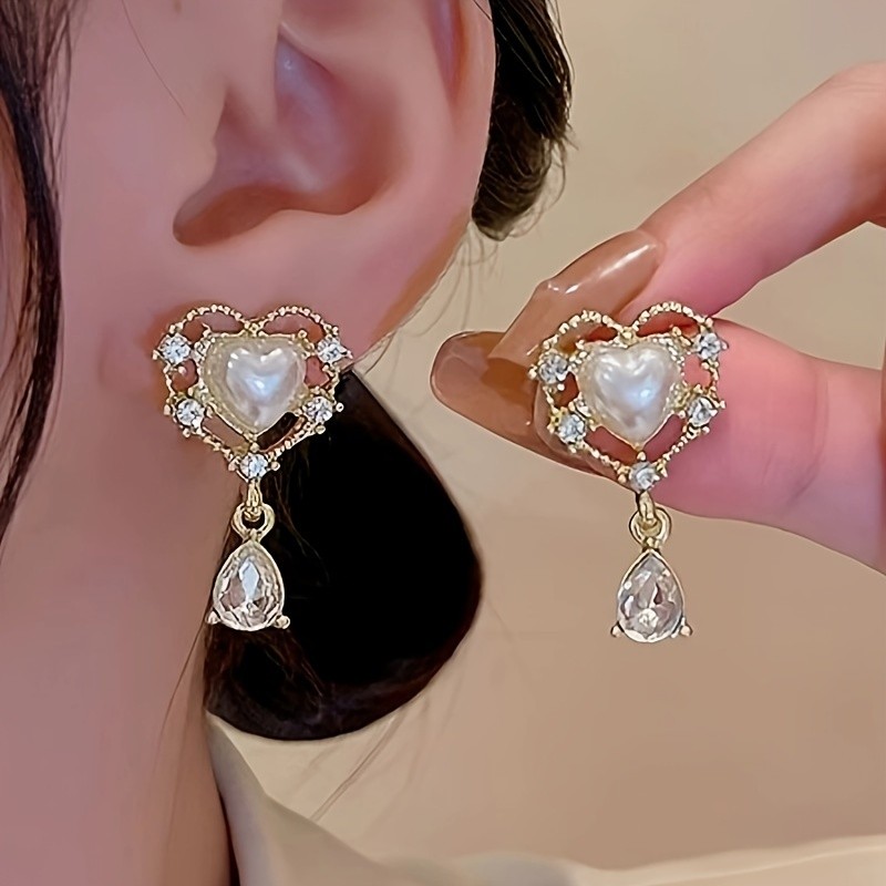 1 Pair Vintage Court Style Hollow Heart Synthetic Pearl Ins Cold Style Gentle Prom Ball Light Luxury Fashion Accessory