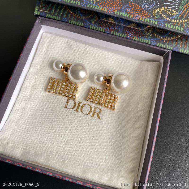 00130_X128PQW0_迪奧一線大牌都愛的Dior迪奧新品DIOR字母珍珠耳釘金屬質感逆襲版DIOR