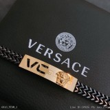 Versace范思哲杜美莎手酷炫同透露著一不的自由息