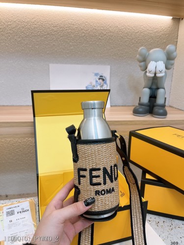 禮盒包裝 Fendi草編的水壺包來啦 人手必備單品保溫杯可以單獨用哦 水壺容量500
