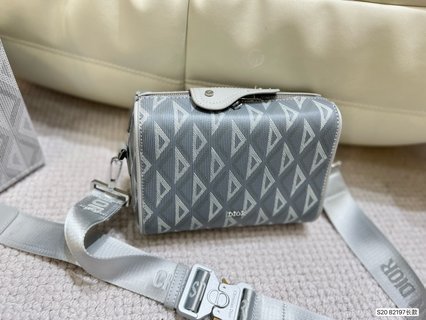 配盒子 Dior 迪奧 男士枕頭包出貨了 超級百搭的胸包
