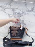 原版皮  高品質Lv Louis Vuitton 路易威登  手拿包 購物袋 尺寸20 20cm
