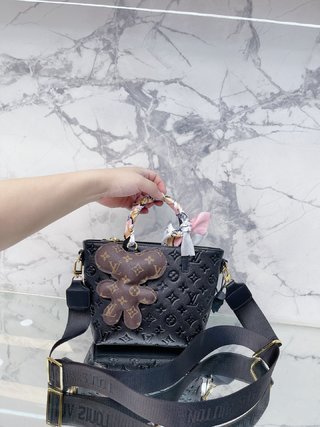 原版皮  高品質Lv Louis Vuitton 路易威登  手拿包 購物袋 尺寸20 20cm