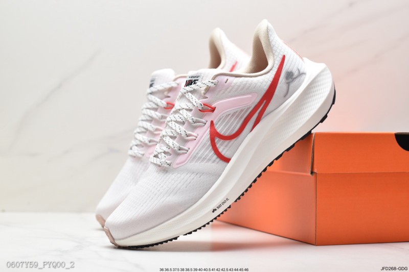 Nike DunkLow正確低趴鞋頭配色的鞋面使用大面積白色進行呈現