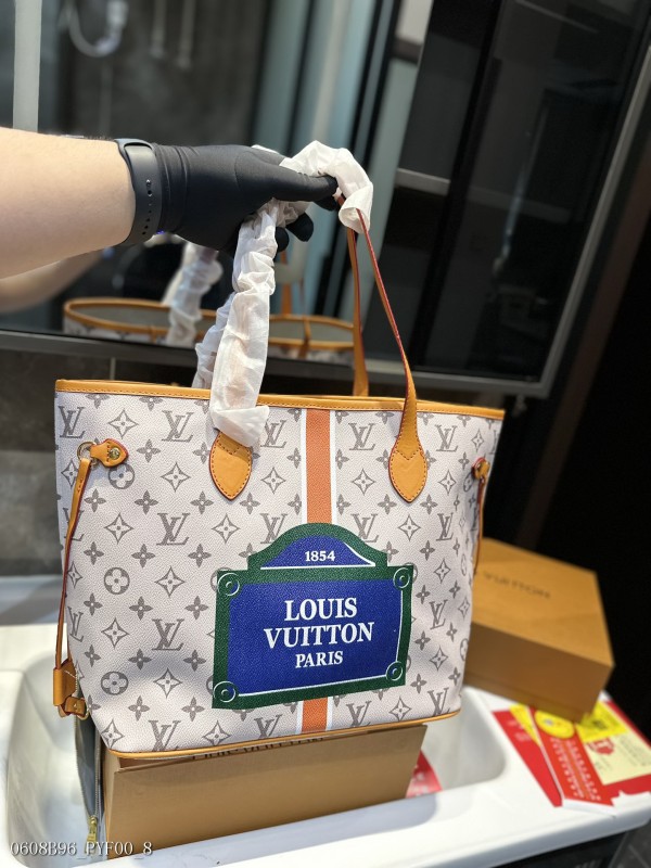 LV新款購物袋可變形超級帥氣的包，背上去就是這條街回頭率最高的妞