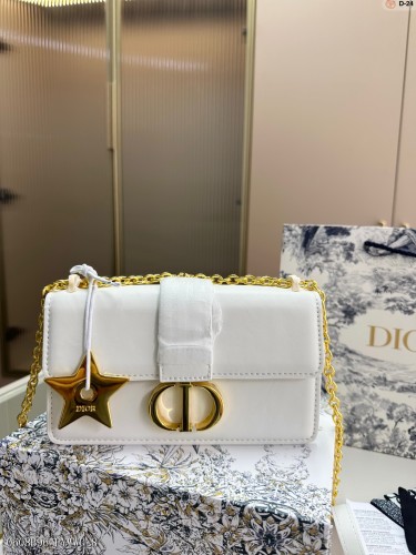 迪奥（Dior）带有星形吊坠很容易控制各种样式 - 对于每个酷可爱的女孩来说都是必不可少的