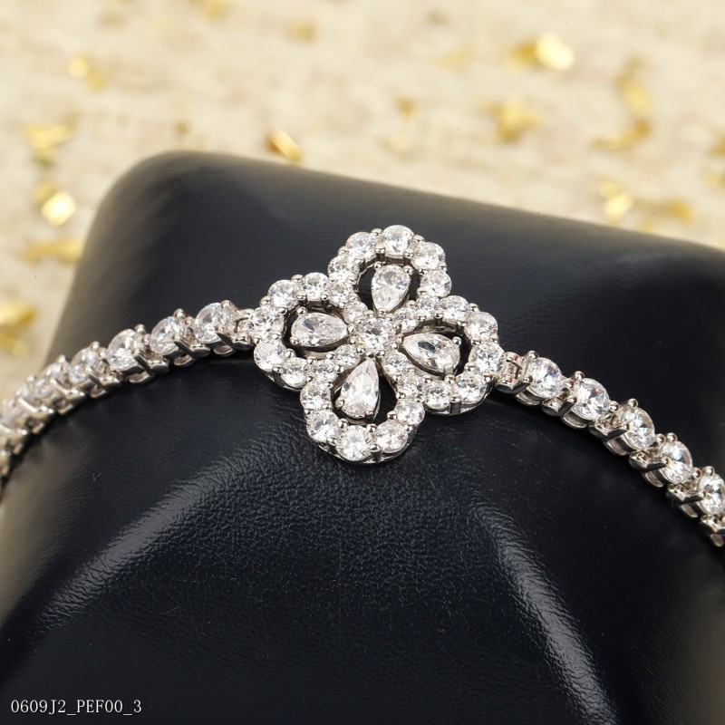 HW家的DiamondLoop花園系列Loop系列珠寶設計取材於品牌最具傳奇色彩的水滴型切工