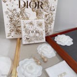迪奥字母DIOR珍珠耳環這款DiorTribales耳環在Dior標志性款式的基礎上演繹出新的風格。
