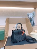 GOYARD戈雅 代表性的包款迷你西貢包！ 手機，口紅，卡包，粉餅，鑰匙都能放，非常實用！