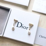 Dior眾多女神同款，cdDior珍珠五角星珍珠耳釘巧妙地點綴在耳垂兩側簡約又大方