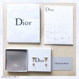 Dior眾多女神同款，cdDior珍珠五角星珍珠耳釘巧妙地點綴在耳垂兩側簡約又大方