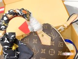原版高品質～LVSeedynano枕頭包這款Retiro手袋以標志性的LV老花面料制成