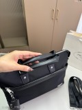 普拉達男士公文包 可以斜挎可以手提 容量也很大，文件，電腦都可以放