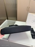 普拉達Prada男士公文包 可以斜挎可以手提 容量也很大，文件，電腦都可以放 黑色百搭，經典材質非常耐磨 商務男士的首選