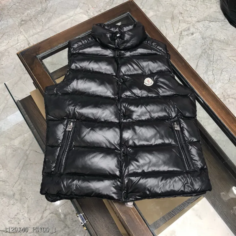 Moncler羽絨服馬甲. 設計自然十分出色，最經典的福利