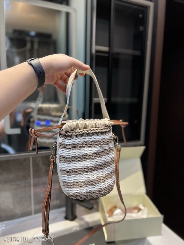chloe這個新款草編包菜籃子印logo的手提袋