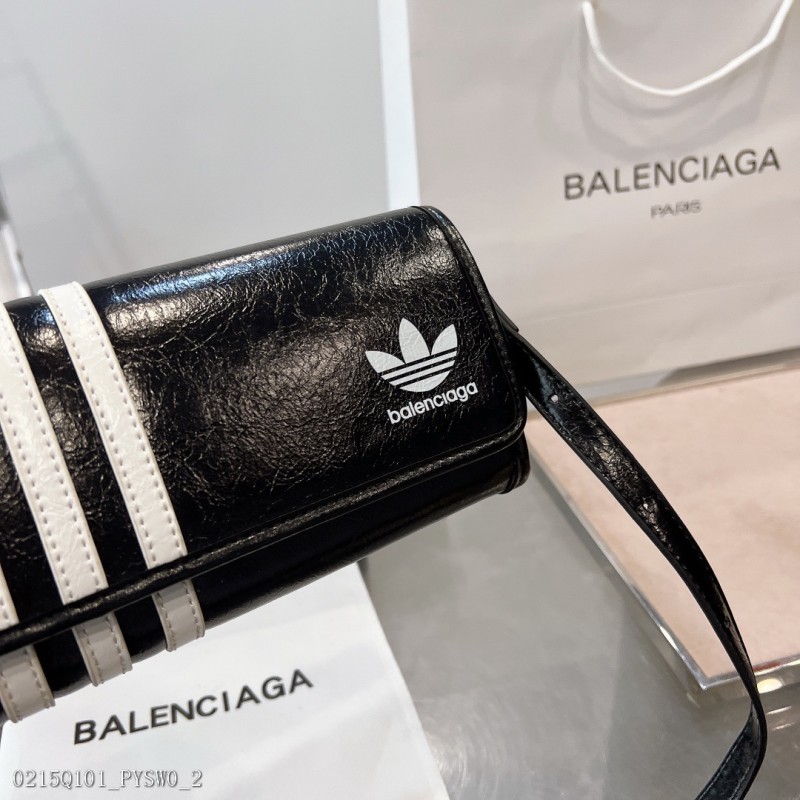 BalenciagaxAdidas聯名腋下包運動服飾元素和時尚相結合