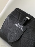 本款CityKeepall手袋來自卡塔爾『2022FIFA世界杯膠囊系列配有黑白編織肩帶和LV字母品牌皮革標簽