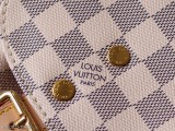 LV小巧的雙肩包采用精細的迷你設計Sperone系列的休閑優雅風格Corsica系列的金色刻紋飾釘