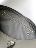 本款Keepall旅行袋選用LVAerogram牛皮革塑造經典構型見證路易威登的精湛皮革匠藝