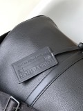 本款Keepall旅行袋選用LVAerogram牛皮革塑造經典構型皮革標簽路易威登和提花肩帶援引品牌旅行傳承