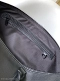 本款Keepall旅行袋選用LVAerogram牛皮革塑造經典構型皮革標簽路易威登和提花肩帶援引品牌旅行傳承