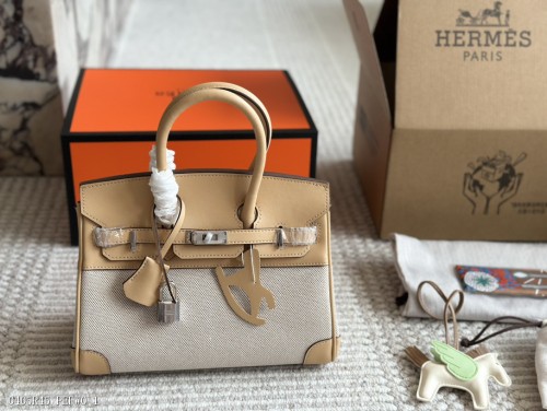 背鉑金包的季節來啦!HERMESBk25原版品質愛馬仕Birkin25帆布帆布拼皮真的太可了可咸可甜超難買的絕美帆布birkin贈送絲巾小馬配飾