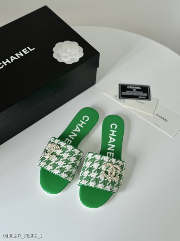 Chanel新款雙c扣拖鞋這一季的蜜兒拖上腳太好看了