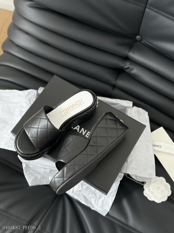 Chanel24P新款厚底坡跟拖鞋菱格厚底松糕涼鞋夏天一定要入的拖鞋系列