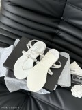 高版本Chanel經典一字帶涼鞋每年春夏的爆款不斷增加新色
