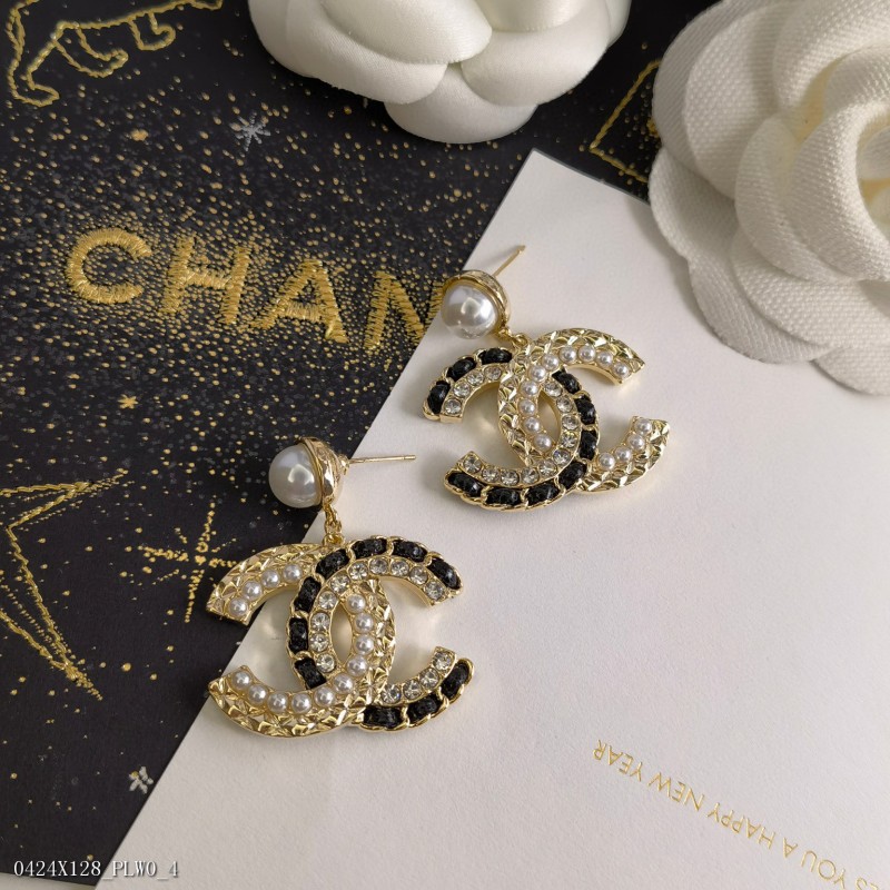 Chanel小香專櫃方太太同款最新款晶鑽珍珠真皮耳釘耳環非常不錯的款式推薦香奈兒中款這款搭配白珍珠